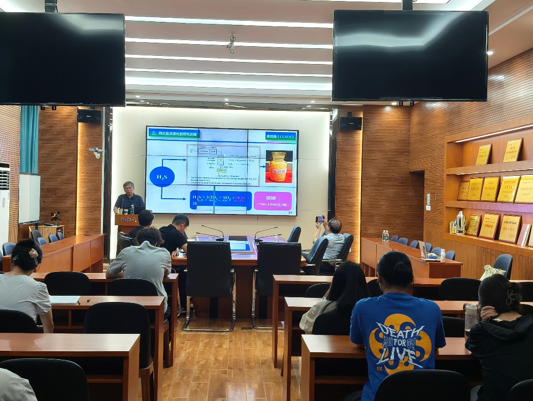 餐厅里的人们AI 生成的内容可能不正确。