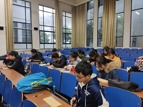 图为同学们在进行书信的书写 (2).jpg 图为同学们在进行书信的书写 (2).jpg