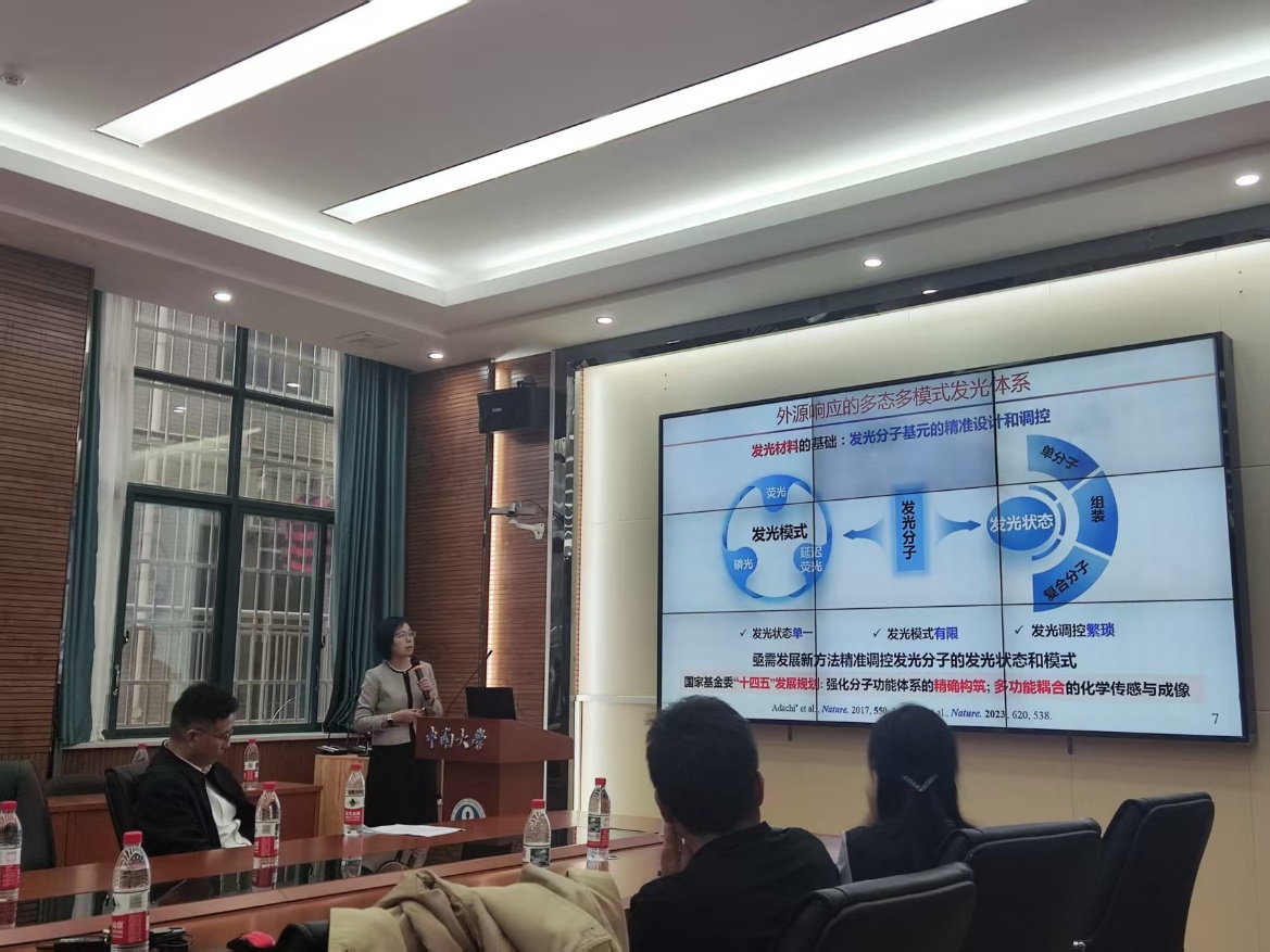 会议室里的人们AI 生成的内容可能不正确。