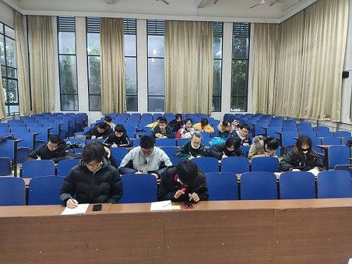 图为同学们在进行书信的书写.jpg 图为同学们在进行书信的书写.jpg