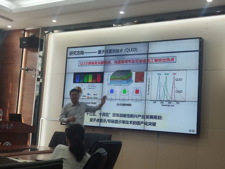墙上贴了宣传海报AI 生成的内容可能不正确。