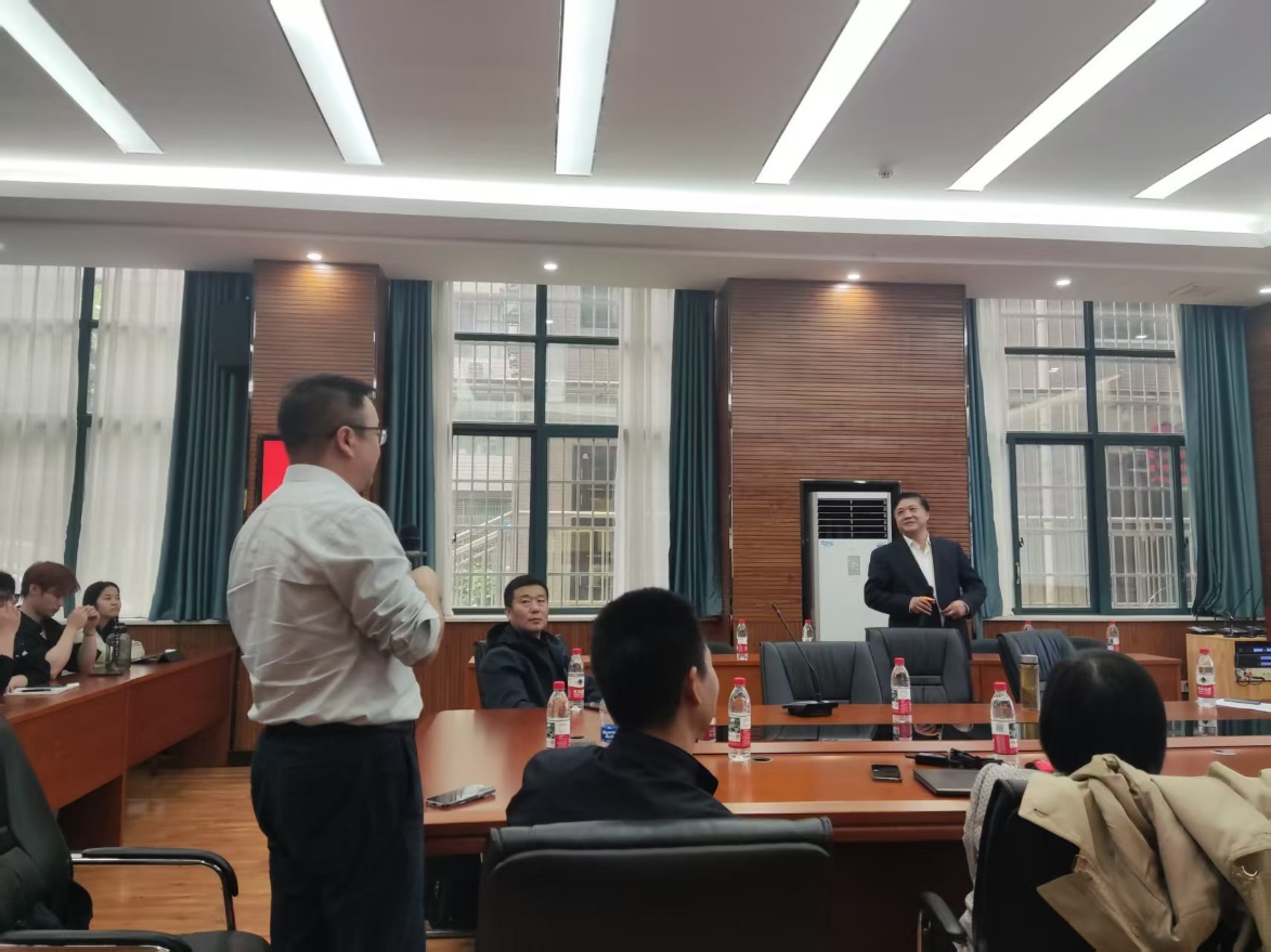 会议室里的人们AI 生成的内容可能不正确。