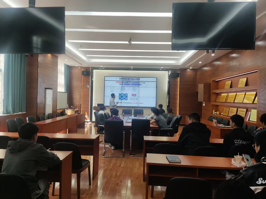 房间里有桌子和椅子AI 生成的内容可能不正确。