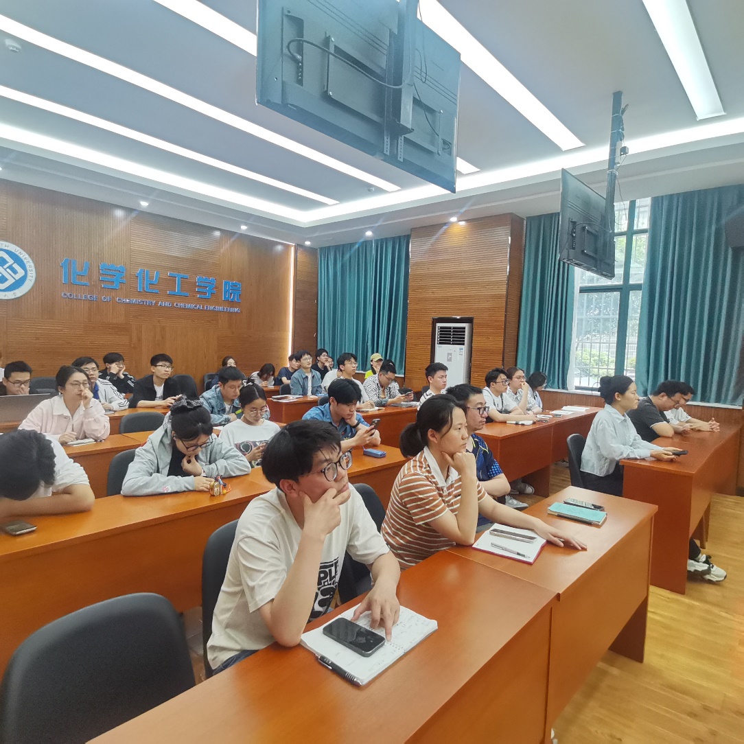 会议室里的人们AI 生成的内容可能不正确。