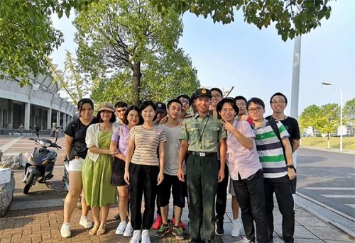 活动合影.jpg 活动合影.jpg