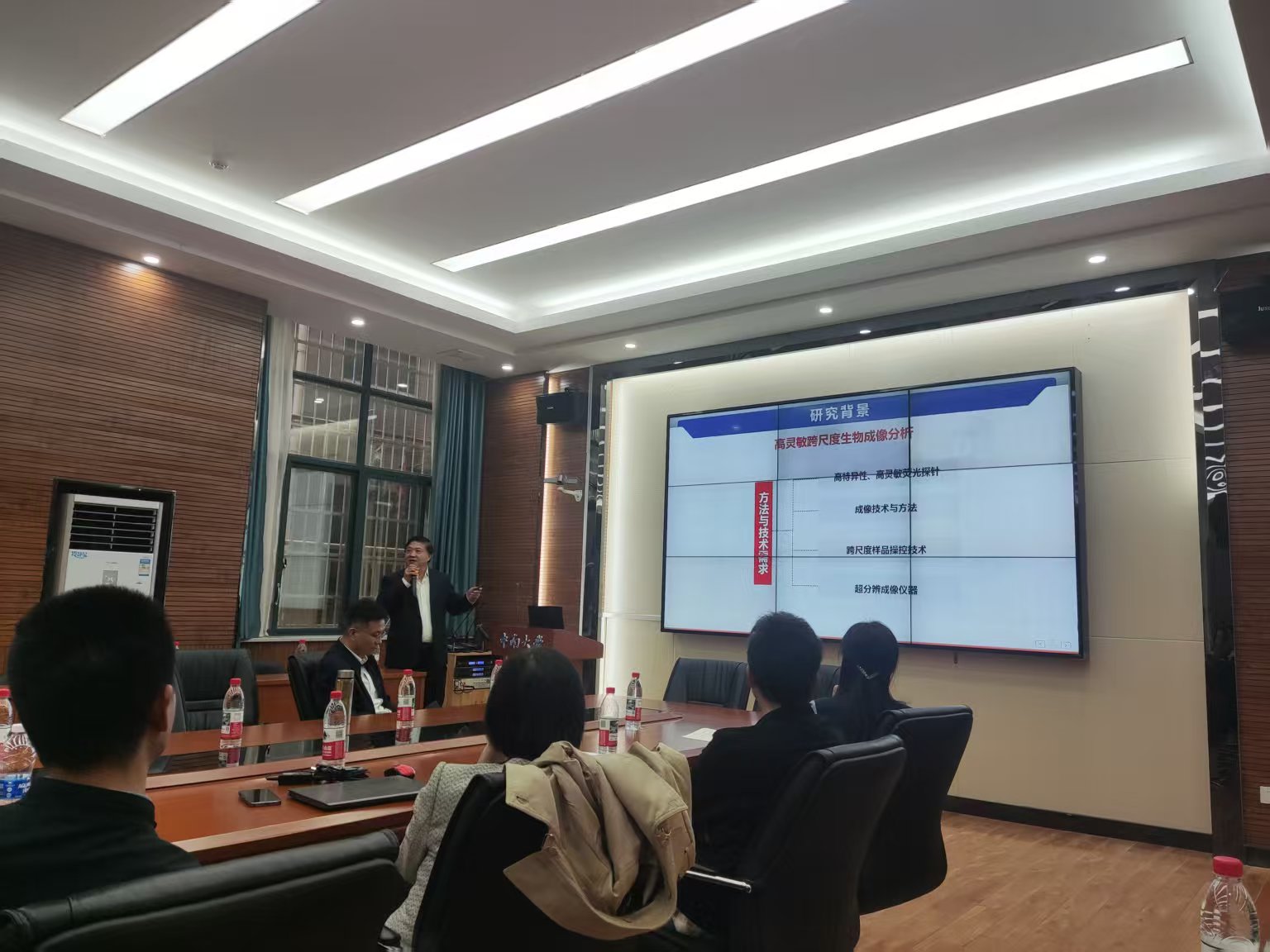 会议室里的人们AI 生成的内容可能不正确。